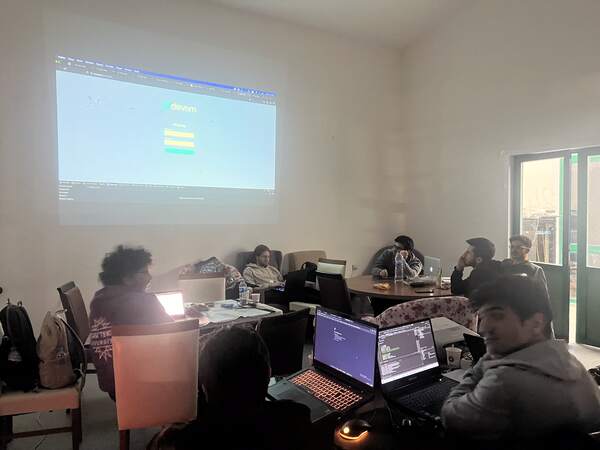 Duvara yansıtılmış workshop